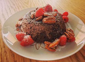 Foto principal de Bizcocho keto de chocolate con pecanas y frambuesas
