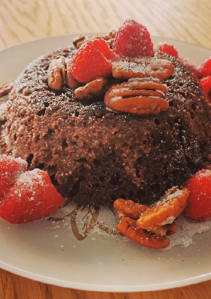Una foto de Bizcocho keto de chocolate con pecanas y frambuesas