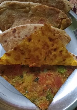 गाजर आलू का पराठा (gajar aloo ka paratha recipe in Hindi) रेसिपी मुख्य फोटो