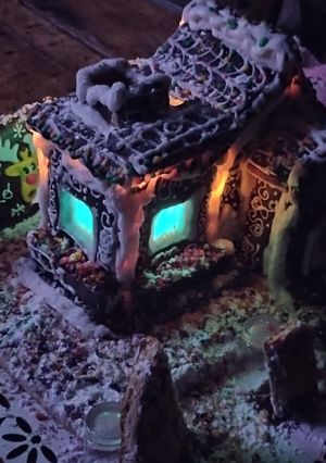 Una foto de Mi casita de jengibre, chocolate y glasé!!🏠🎄🎄🎇