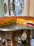 Gâteau fondant aux 3 prunes, pommes et mûres