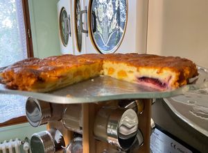 Une photo de Gâteau fondant aux 3 prunes, pommes et mûres