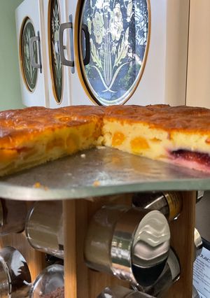 Une photo de Gâteau fondant aux 3 prunes, pommes et mûres