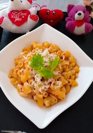 A picture of Cheesy red sauce pasta.