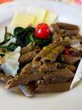 Pennette di canapa bio con agretti pomodorini e pistacchio