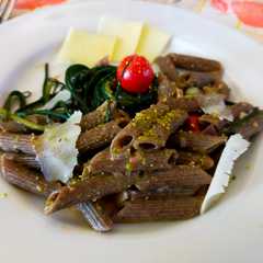 Foto di Pennette di canapa bio con agretti pomodorini e pistacchio