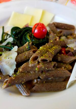 Foto di Pennette di canapa bio con agretti pomodorini e pistacchio