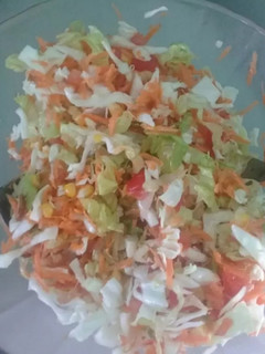 Una foto de Ensalada multicolor 🏵🌼