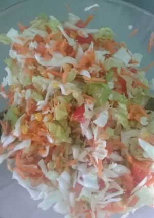 Una foto de Ensalada multicolor 🏵🌼