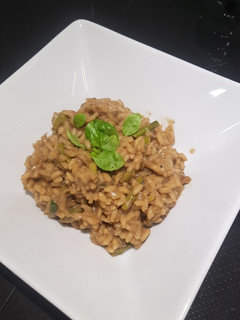 Una foto de Risotto con setas y espárragos con toque de gorgonzola