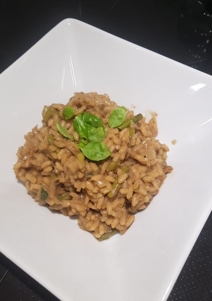 Una foto de Risotto con setas y espárragos con toque de gorgonzola