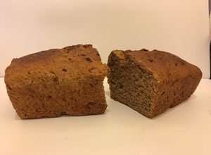 Una foto de Pan de centeno con pasas, semillas y marsala