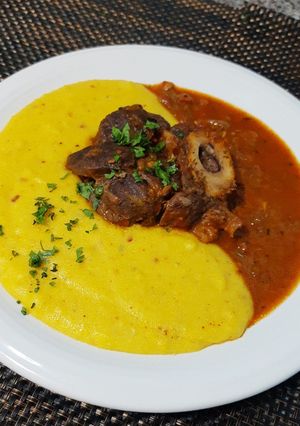 Una foto de Osobuco a la criolla con Polenta 👩‍🍳