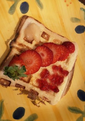 Une photo de Pain de mie perdu au gaufrier fraise, gelée et miel