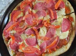 Una foto de Pizza de salame tomate