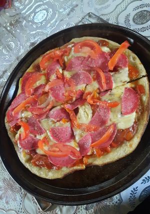 Una foto de Pizza de salame tomate