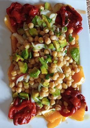 Una foto de Sorprende con esta "Ensalada de Legumbres con Bacalao"
