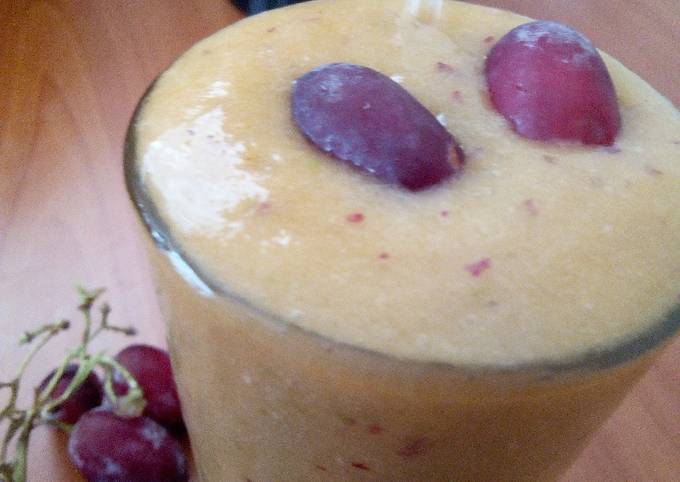 Simple Way to Prepare Gordon Ramsay Mixed fruit smoothie with Honey