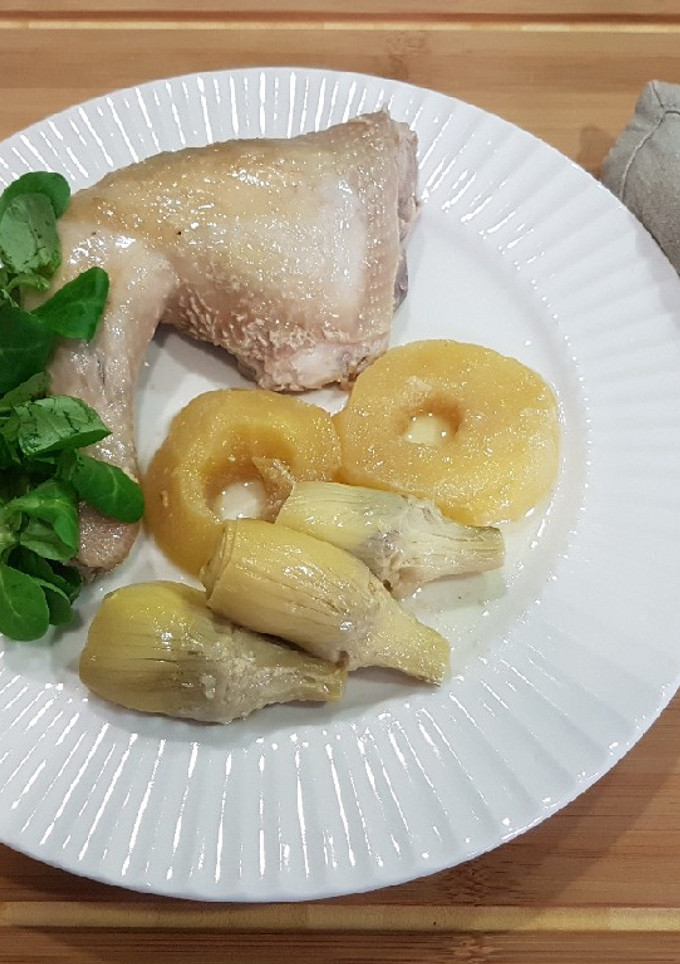 Una foto de Pollo a la mostaza con manzana y alcachofas