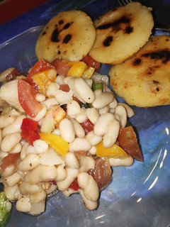 Una foto de Ensalada de alubias con arepas