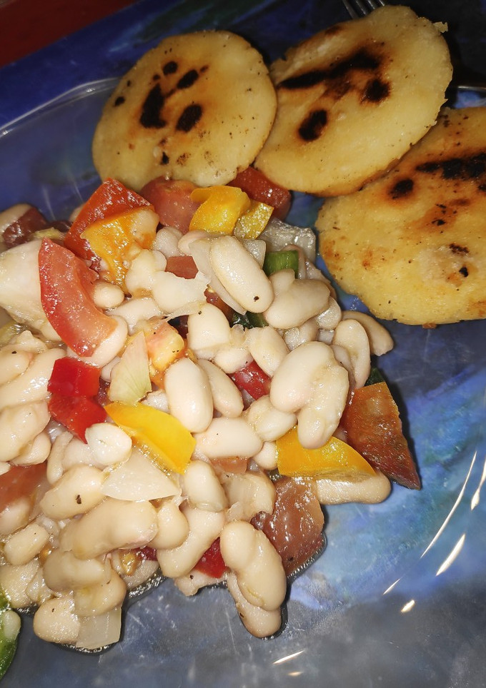 Una foto de Ensalada de alubias con arepas