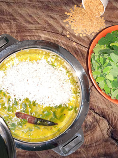 முருங்கைக்கீரை பருப்பு கூட்டு (Murunkai keerai paruppu koottu recipe in tamil) செய்முறை முக்கிய புகைப்படம்