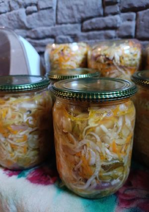 Фото Салат на зиму з капусти та огірків 🥒.