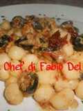 Chicchi di Patate con Pomodori Secchi Sottolio e Olive Nere Snocciolate