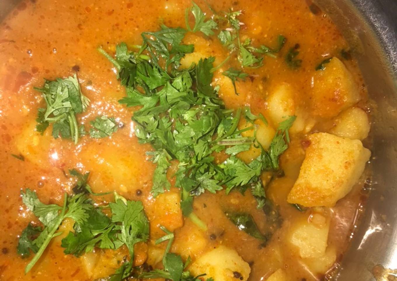 Aloo ki sabzi-tomato gravy ke sath