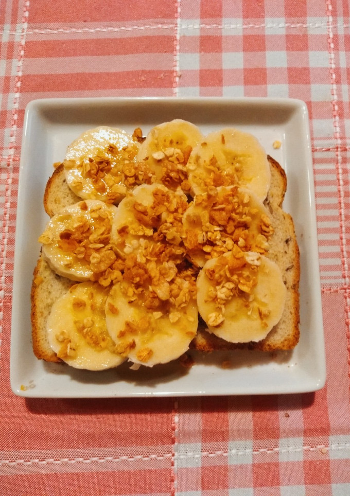 Una foto de 🍌Desayuno saludable: Tostada de banana con granola 🍞🍌