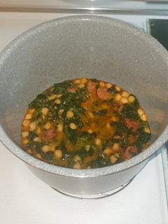 Una foto de Garbanzos con espinacas y chorizo, en olla gm