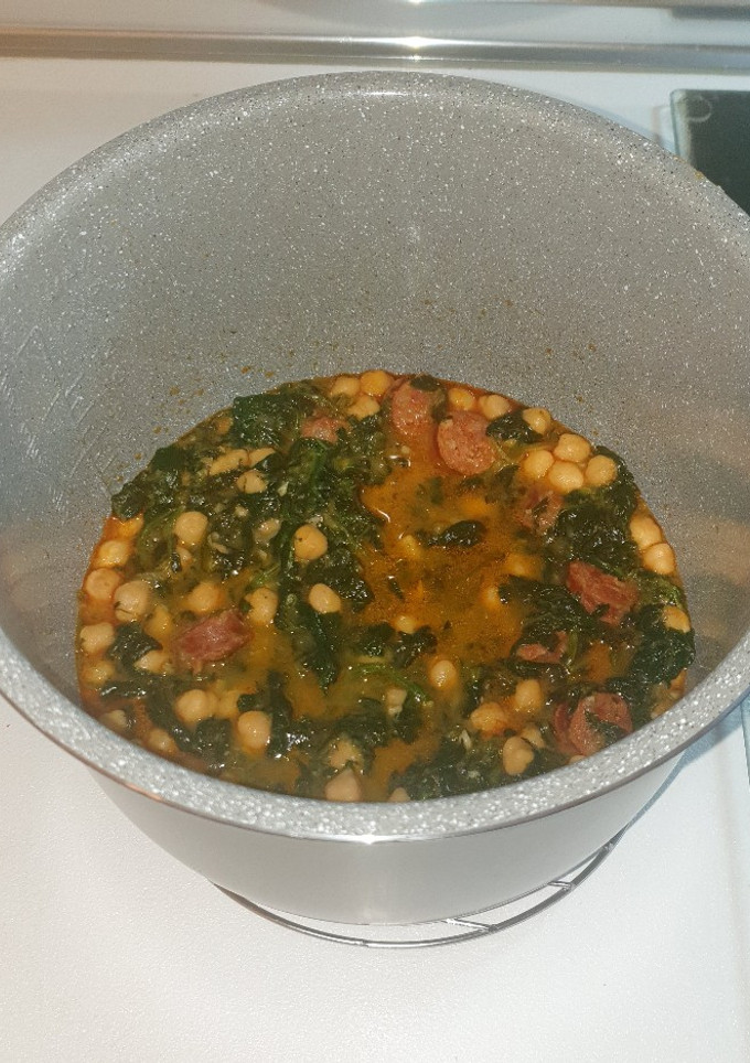 Una foto de Garbanzos con espinacas y chorizo, en olla gm