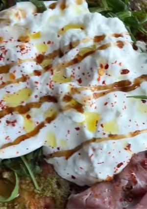 Une photo de Pizza buratta,jambon de parme maison