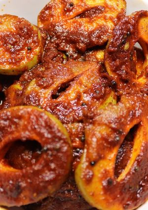 வடுமாங்காய் ஊறுகாய் (Vadumaankaai oorukaai recipe in tamil) செய்முறை முக்கிய புகைப்படம்