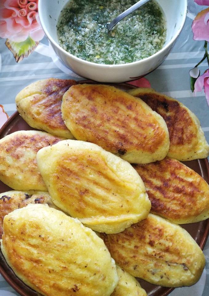 Зрази картопляні з лівером і часниковим соусом