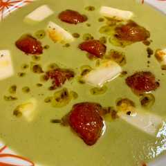 Una foto de Crema de calabacín con tomate confitado y queso de Arzúa