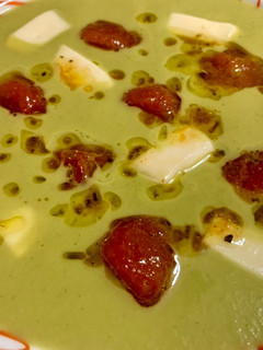 Una foto de Crema de calabacín con tomate confitado y queso de Arzúa