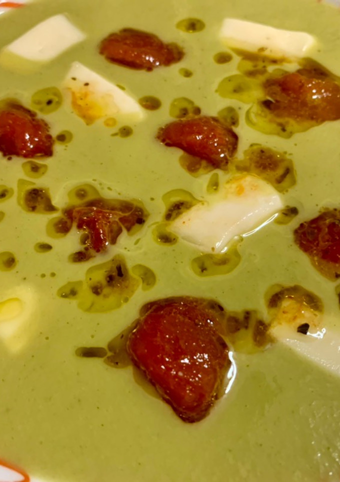 Una foto de Crema de calabacín con tomate confitado y queso de Arzúa