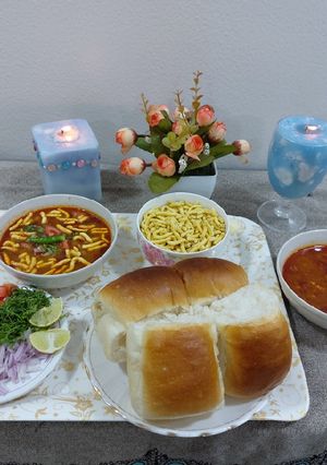 A picture of Misal pav.