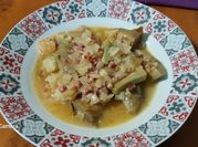 Una foto de guiso de alcachofa con marisco