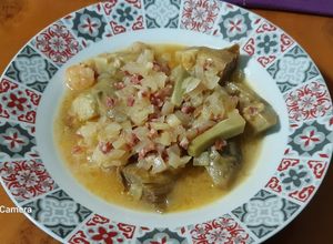 Una foto de Alcachofas con jamón y gambas