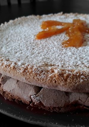 Una foto de Torta tipo brownie con mermelada de naranja