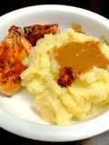 Puré de Papas con Gravy de frito de Pollo