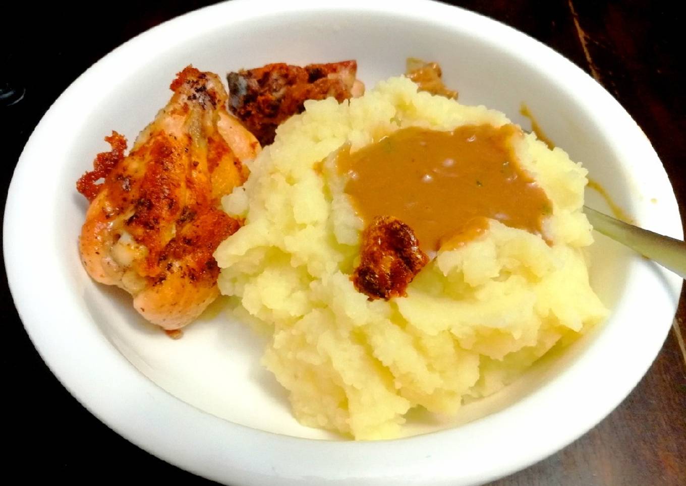Puré de Papas con Gravy de frito de Pollo