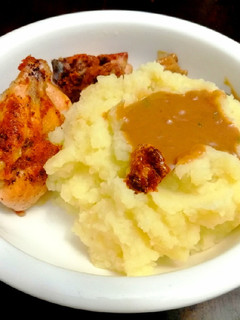 Una foto de Puré de Papas con Gravy de frito de Pollo