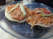 Una foto de pollo en chile chipotle