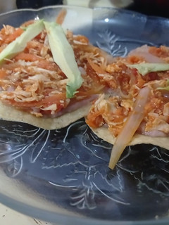 Una foto de Tostadas de tinga de pollo con zanahoria