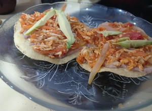 Una foto de Tostadas de tinga de pollo con zanahoria