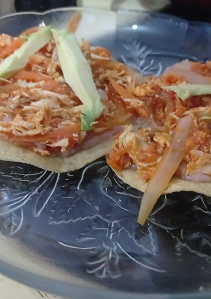 Una foto de Tostadas de tinga de pollo con zanahoria