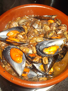 Una foto de Habas con almejas y mejillones